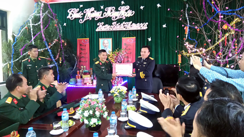 Ấm áp Tết sớm nơi đảo xa 